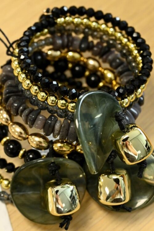 Alternative view of BRACCIALE ELASTICO CON PERLE E DETTAGLI ORO