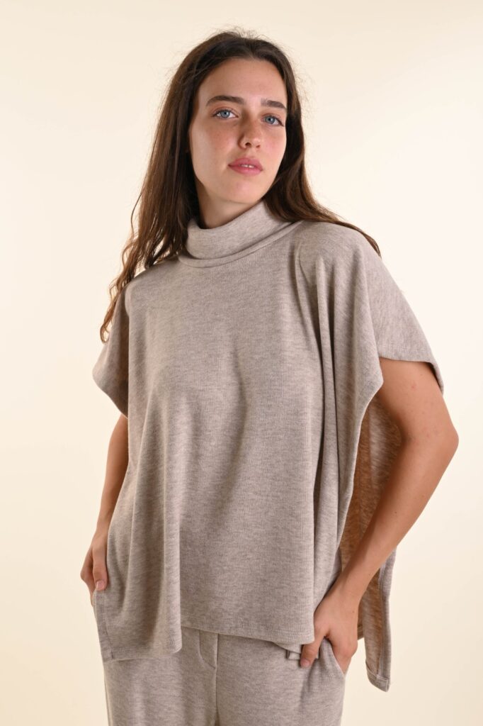 PONCHO IN MAGLIA A COLLO ALTO 