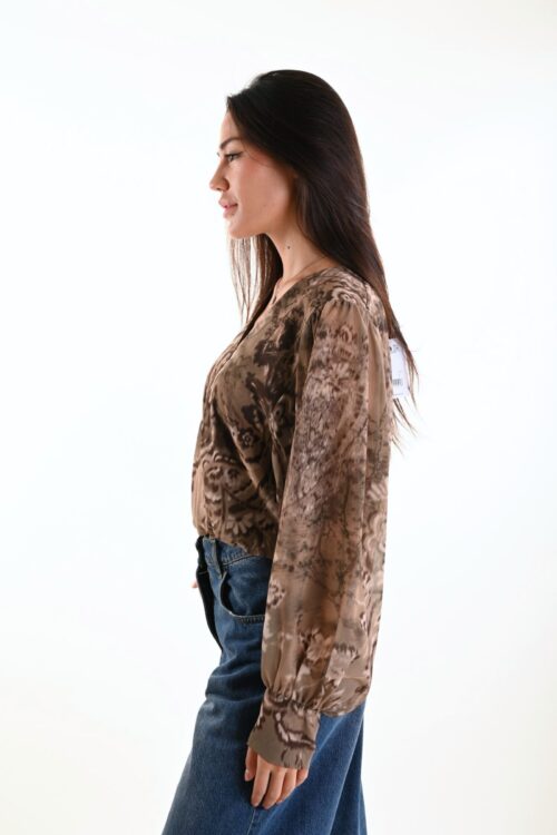 Alternative view of BLUSA STAMPATA CON SCOLLO A V
