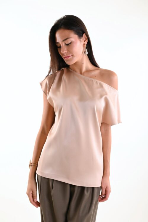 BLUSA SATIN CON SPALLA SCESA