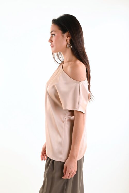 Alternative view of BLUSA SATIN CON SPALLA SCESA