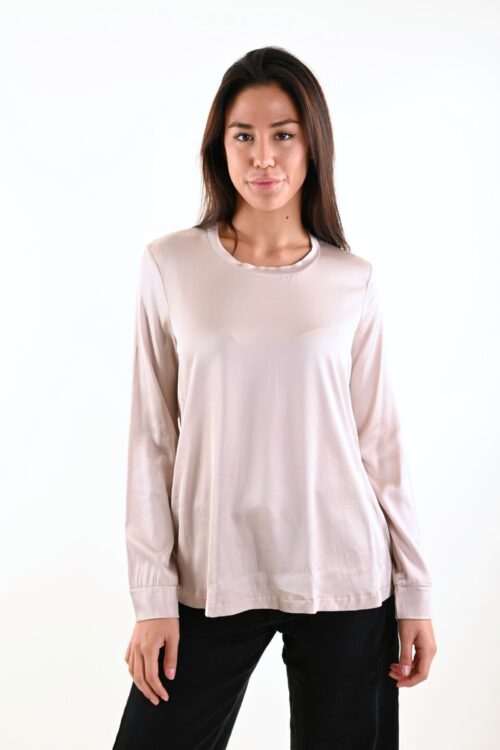 MAGLIA A MANICHE LUNGHE CON SCOLLO ROTONDO EFFETTO SATINATO