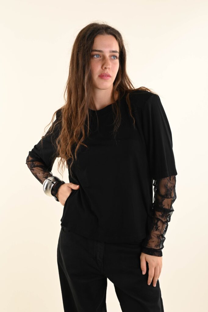 MAGLIA A MANICHE CORTE CON MANICHE IN PIZZO E SPALLINE RINFORZATE 