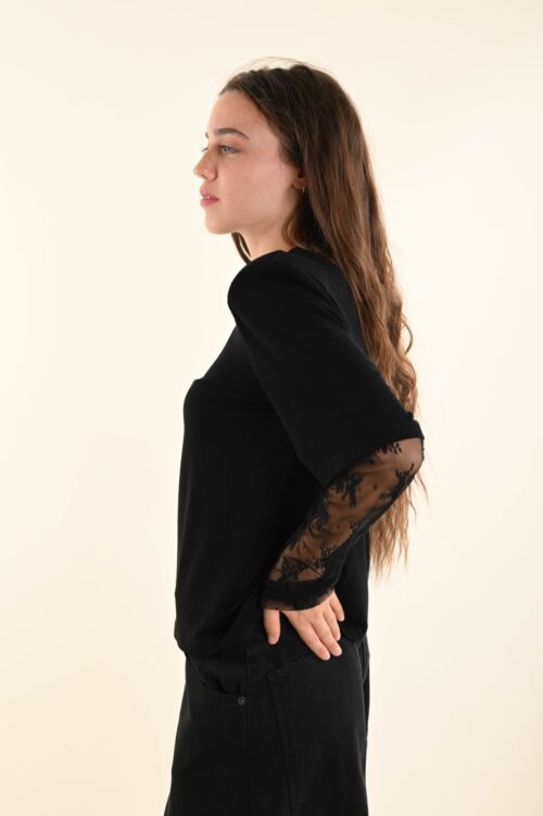 Alternative view of MAGLIA A MANICHE CORTE CON MANICHE IN PIZZO E SPALLINE RINFORZATE