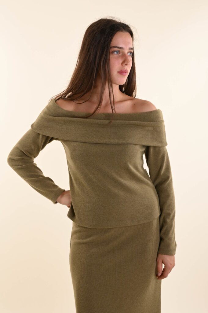 MAGLIA CON SCOLLO ALLA BARDOT 