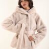 GIACCA IN ECOPELLICCIA CON CINTURA E BOTTONE GIOIELLO - Beige, TU
