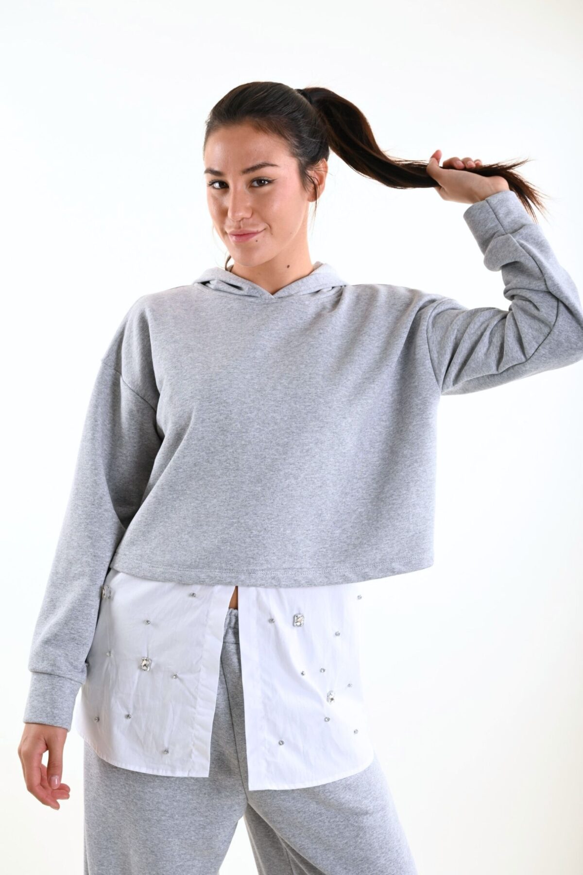 FELPA CON INSERTO CAMICIA CON APPLICAZIONI GIOIELLO E CAPPUCCIO