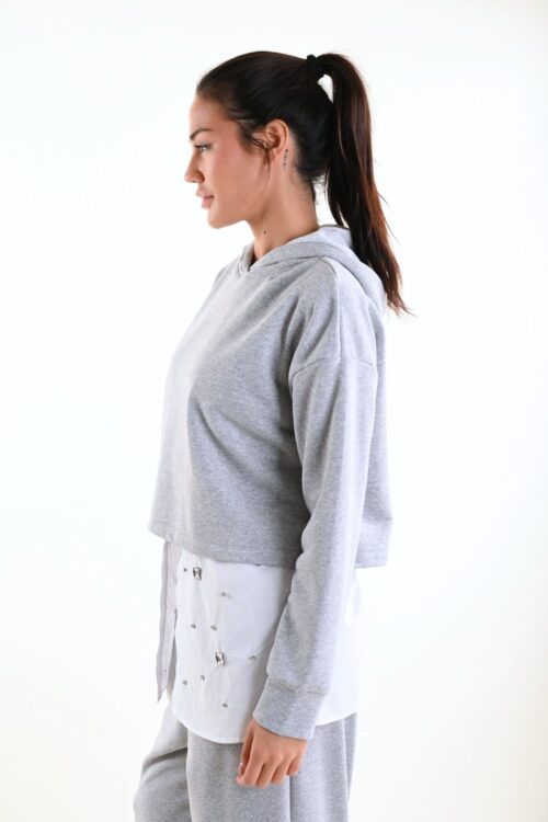 Alternative view of FELPA CON INSERTO CAMICIA CON APPLICAZIONI GIOIELLO E CAPPUCCIO
