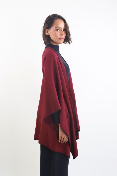 Alternative view of MANTELLA IN MAGLIA CON PROFILO A CONTRASTO