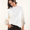 MAGLIA CON MANICHE DECORATE DA PAILLETTES - Panna, TU