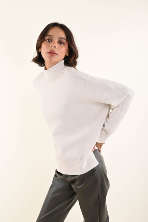 MAGLIONE A COLLO ALTO DAL TAGLIO ASIMMETRICO