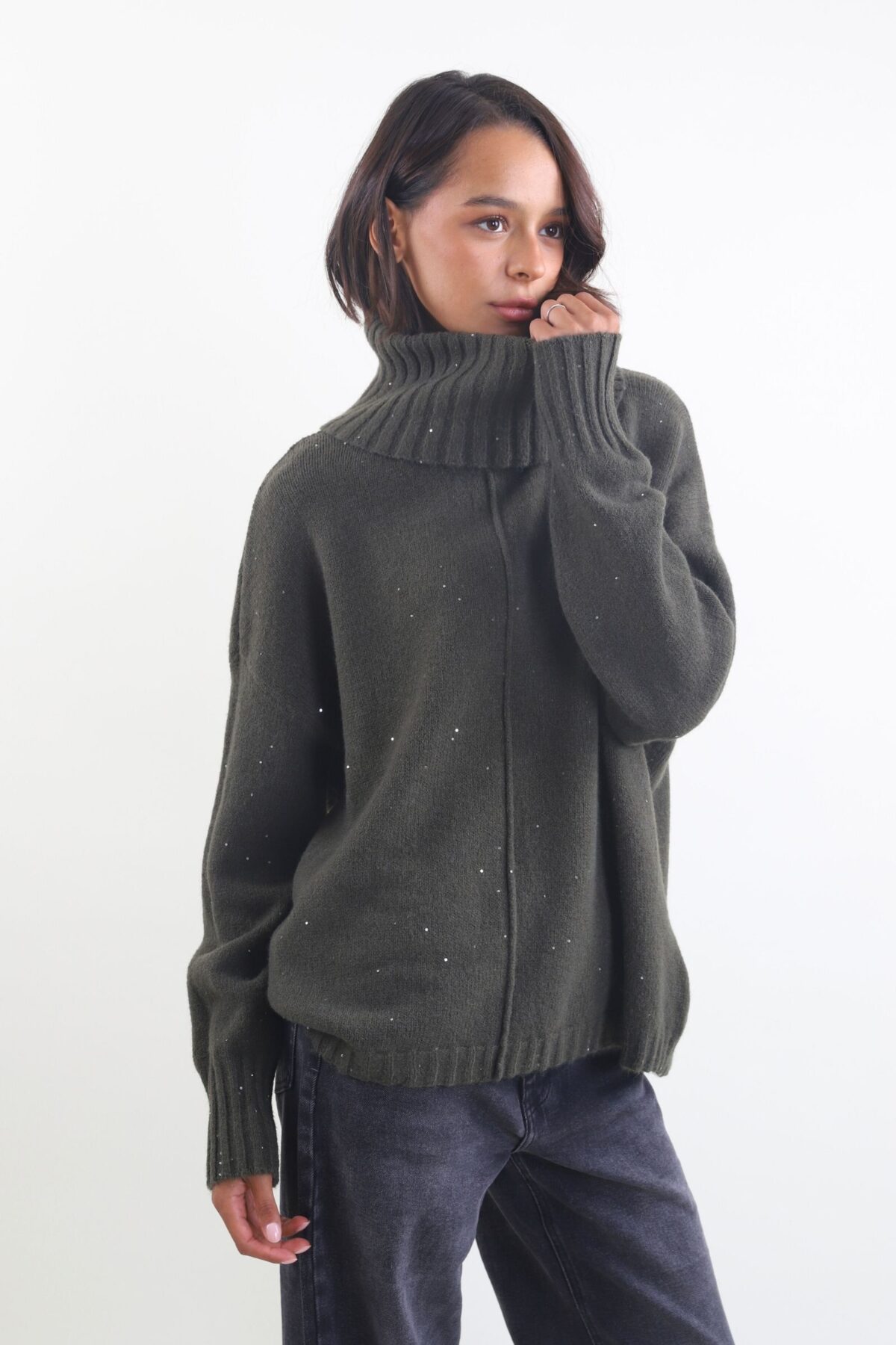 MAGLIONE CON COLLO ALTO A COSTE CON MICRO PAILLETTES