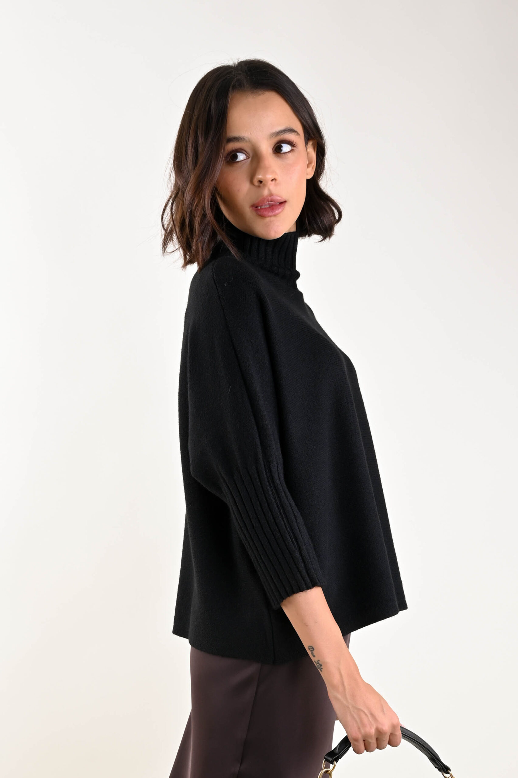 MAGLIA A COLLO ALTO CON MANICHE A 3/4 A COSTINE - immagine 4