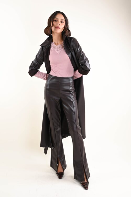 PANTALONI ADERENTI IN ECOPELLE CON SPACCO SUL FONDO