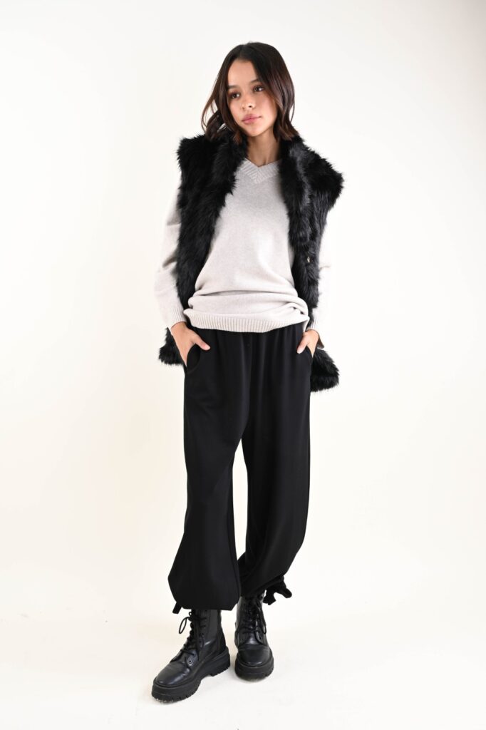 PANTALONI MORBIDI CON FIOCCO SULL’ORLO 