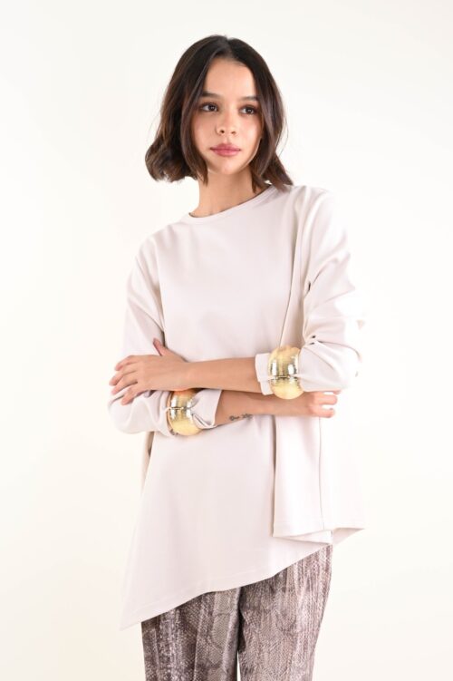 MAGLIA A MANICHE LUNGHE DAL TAGLIO ASIMMETRICO