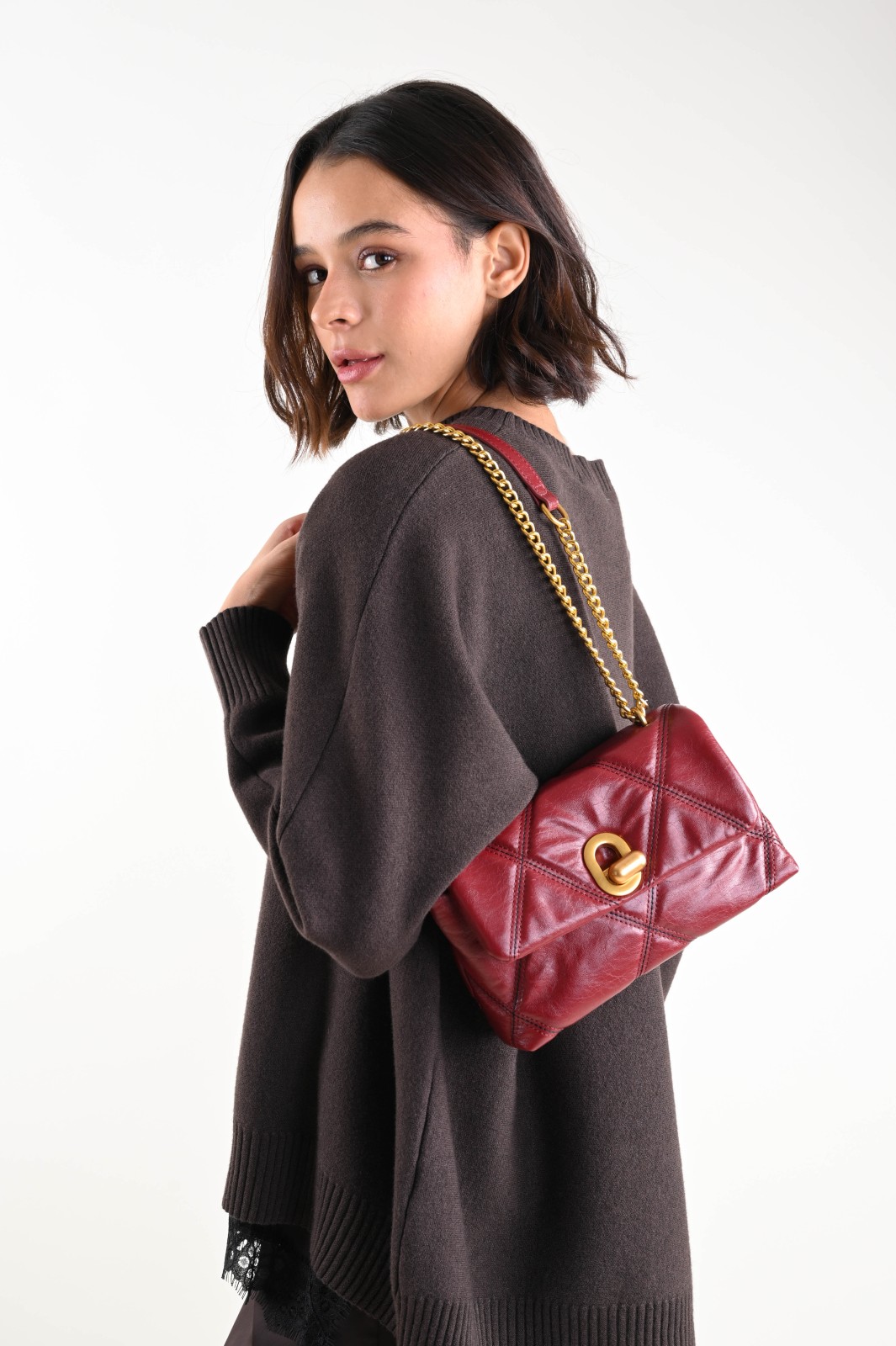 BORSA A SPALLA TRAPUNTATA CON CATENA – Bild 2