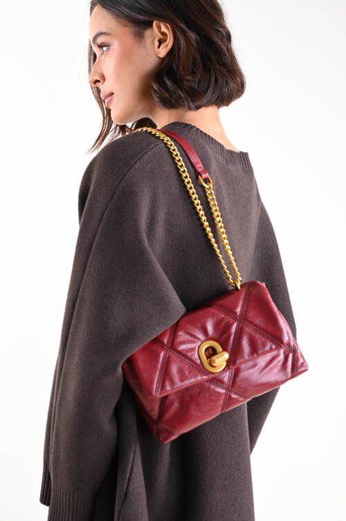 BORSA A SPALLA TRAPUNTATA CON CATENA