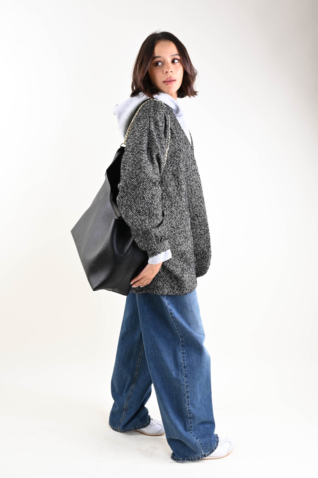 BORSA HOBO IN SIMILPELLE MARTELLATA CON MANICO A CATENA – Bild 2