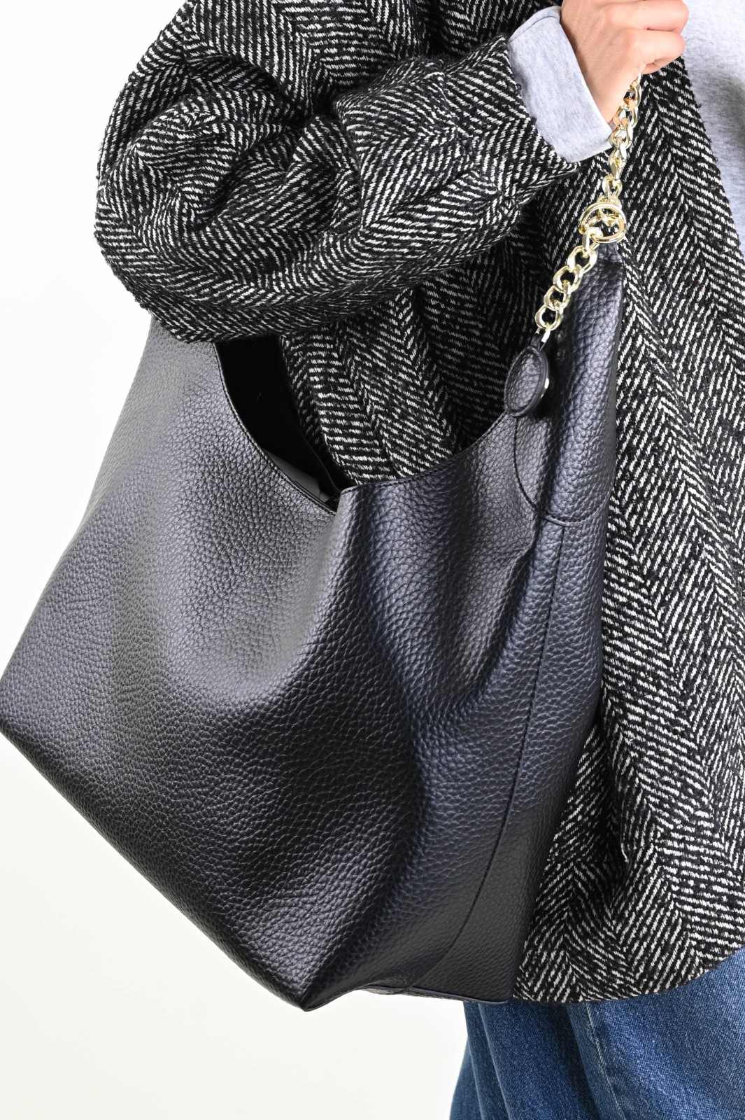 BORSA HOBO IN SIMILPELLE MARTELLATA CON MANICO A CATENA – Bild 3