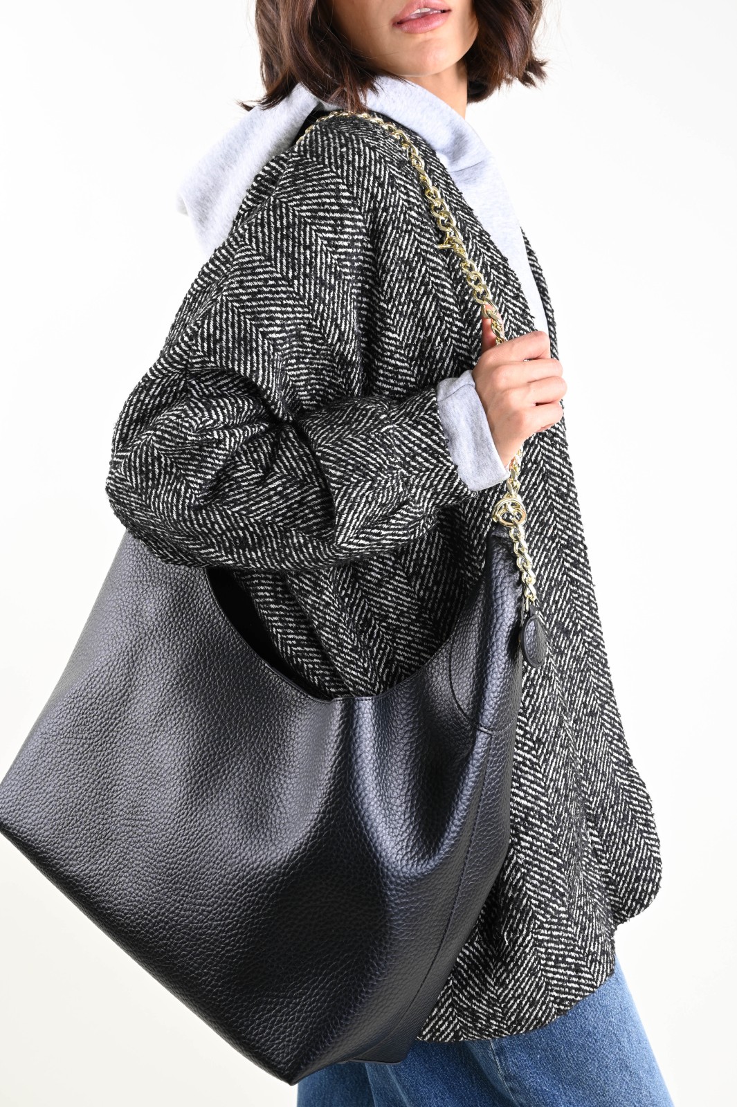 BORSA HOBO IN SIMILPELLE MARTELLATA CON MANICO A CATENA