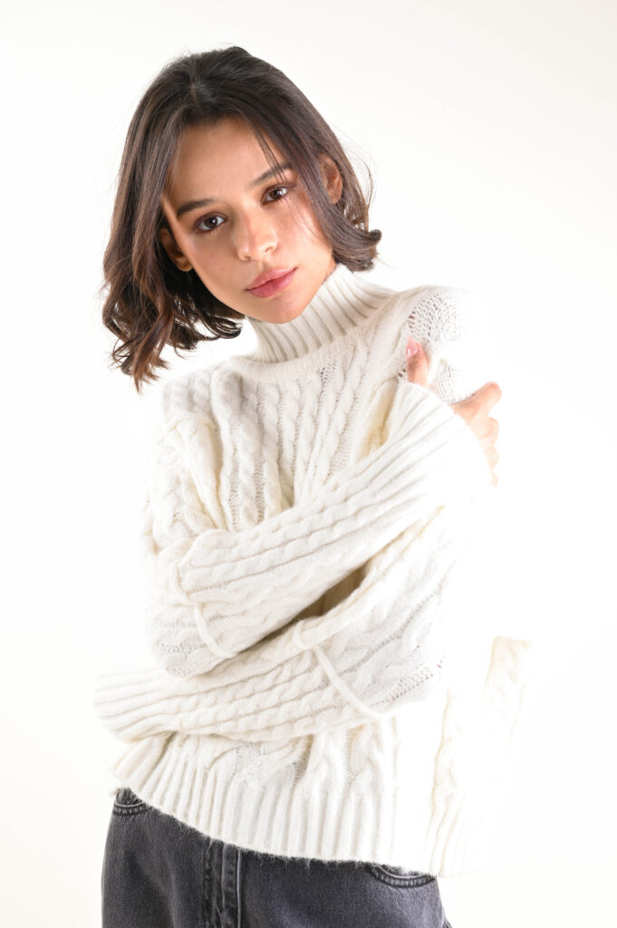 MAGLIA CON LAVORAZIONE A TRECCE 