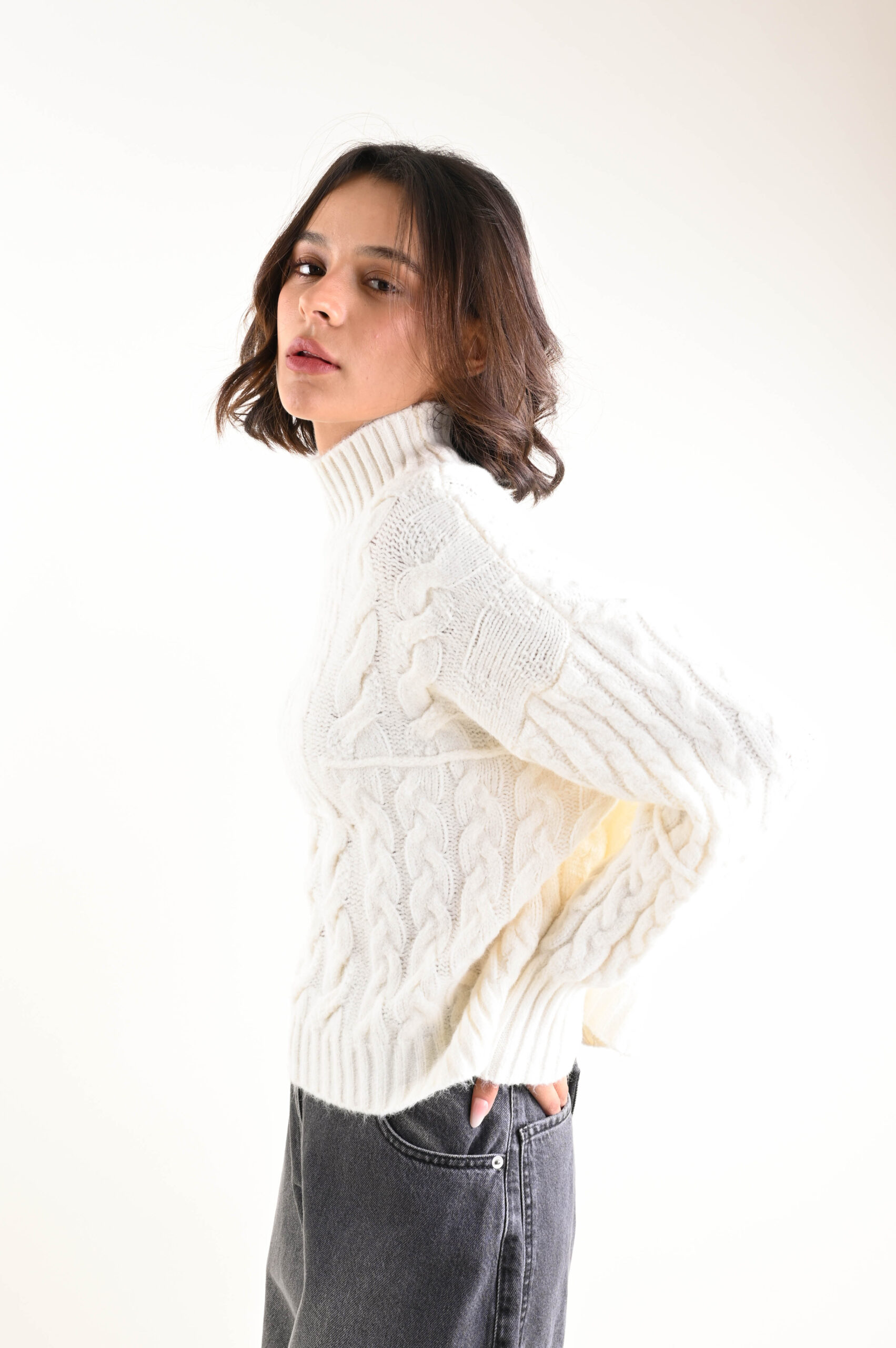 MAGLIA CON LAVORAZIONE A TRECCE - immagine 2