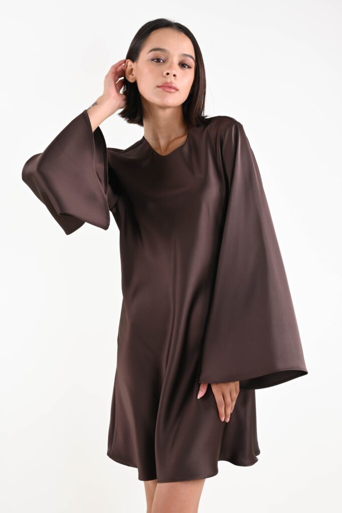 ABITO IN SATIN CON MANICHE A CAMPANA 
