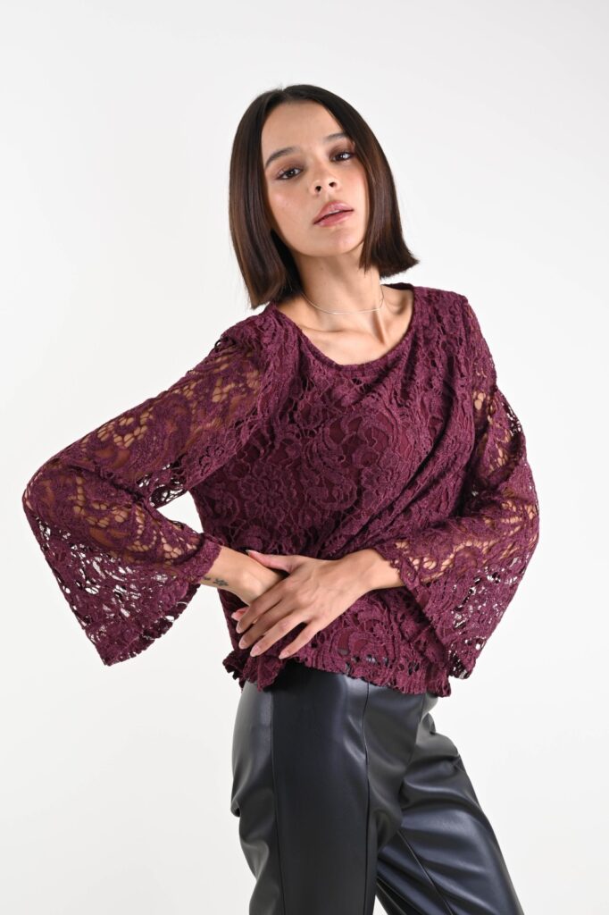 BLUSA IN PIZZO CON MANICHE A CAMPANA 
