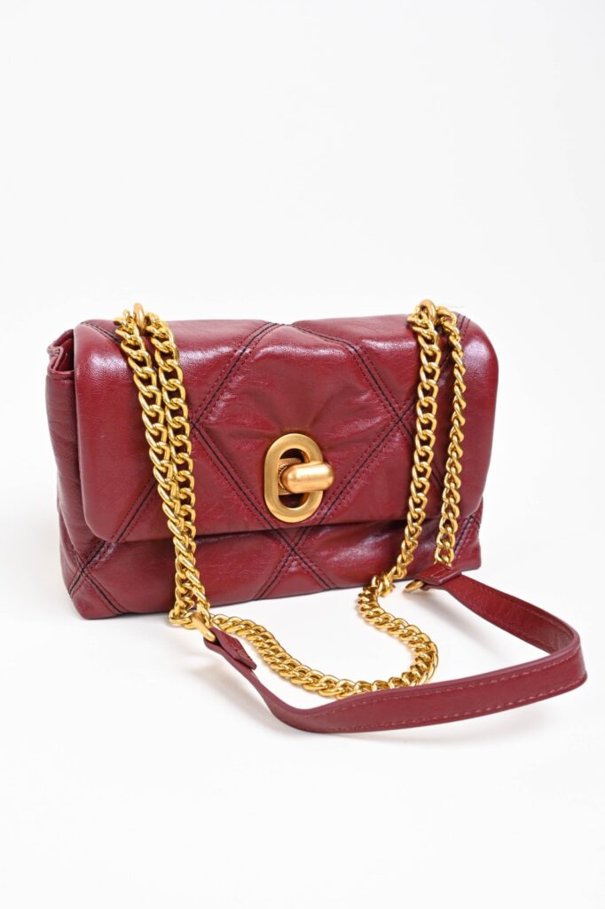 BORSA A SPALLA TRAPUNTATA CON CATENA 