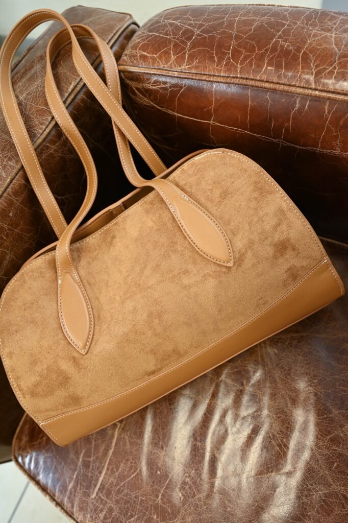 BORSA A SPALLA IN SUEDE CON DETTAGLI IN SIMILPELLE 