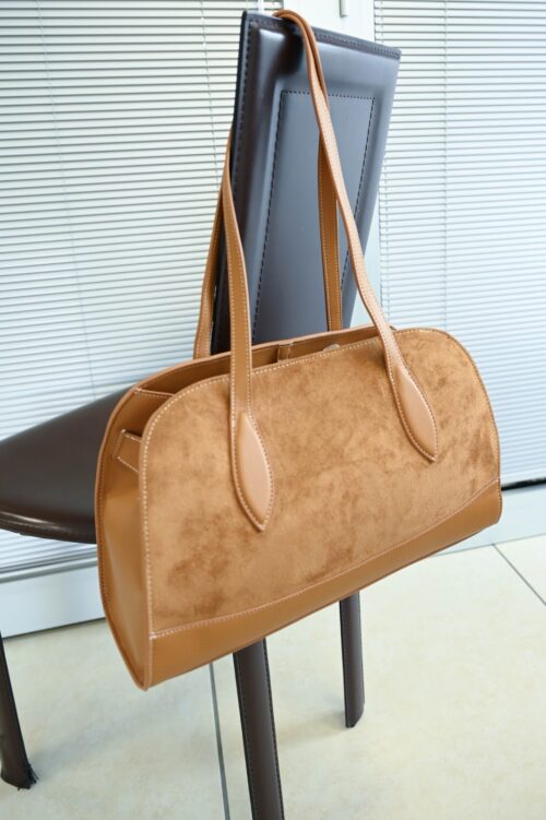 Alternative view of BORSA A SPALLA IN SUEDE CON DETTAGLI IN SIMILPELLE