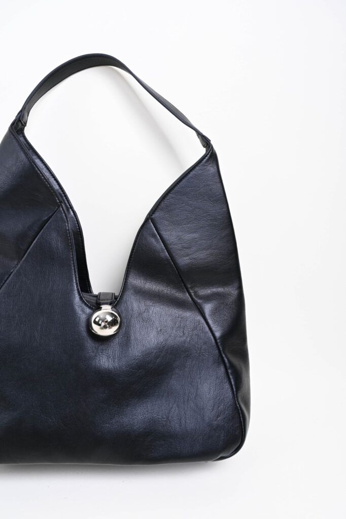 BORSA A SPALLA IN SIMILPELLE CON CHIUSURA METALLICA 