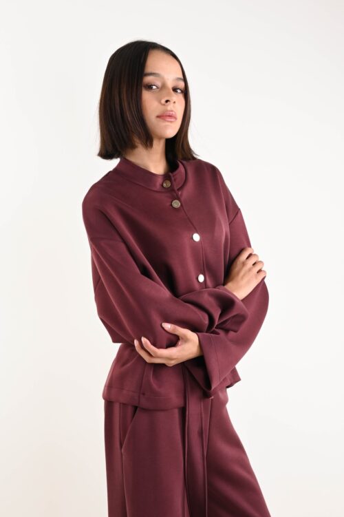 GIACCA CON BOTTONI DORATI E CINTURA IN VITA