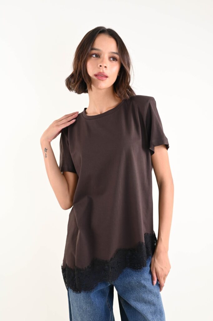 T-SHIRT CON INSERTI IN PIZZO E SPALLINE IMBOTTITE 