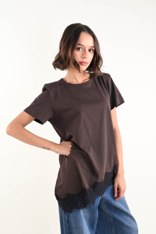 Alternative view of T-SHIRT CON INSERTI IN PIZZO E SPALLINE IMBOTTITE