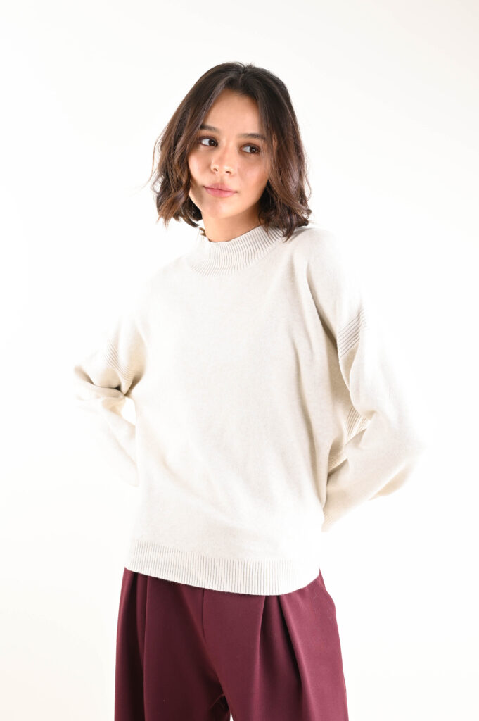 MAGLIA CON CUCITURA STRUTTURATA SULLA SPALLA 