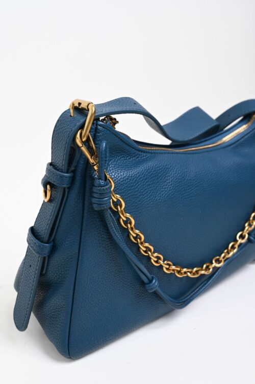 BORSA BAGUETTE IN SIMILPELLE MARTELLATA CON CATENA