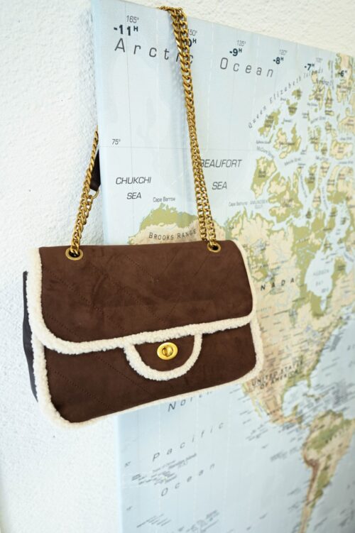 FLAP BAG SCAMOSCIATA CON BORDO SHEARLING E CATENA DORATA