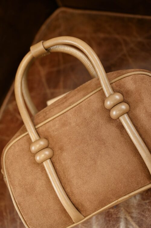 Alternative view of BAULETTO A MANO IN SUEDE CON DETTAGLI IN SIMILPELLE