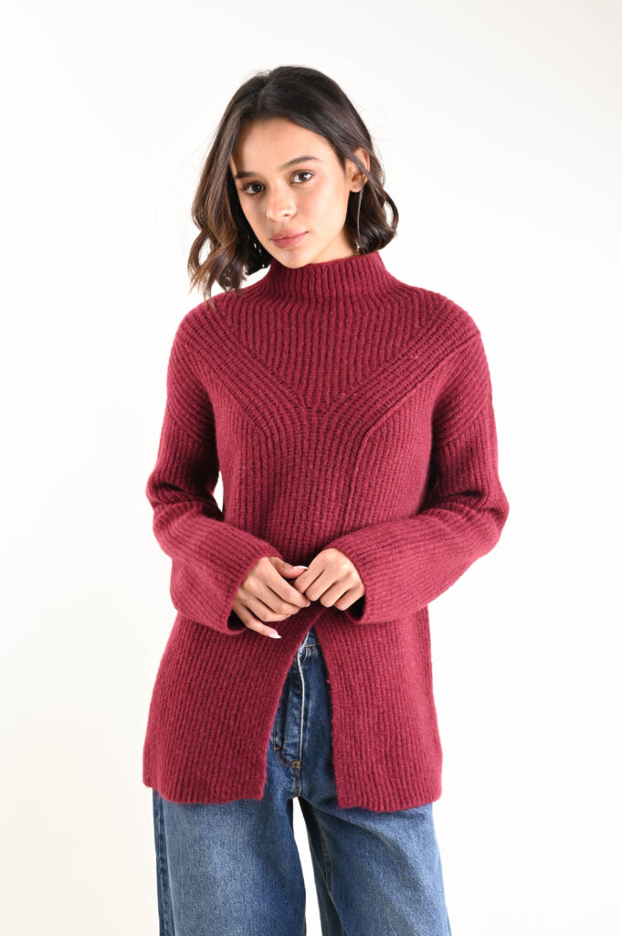 MAGLIA CON LAVORAZIONE A COSTE E SPACCO 