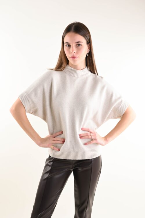 MAGLIA CON MANICHE CORTE A PIPISTRELLO