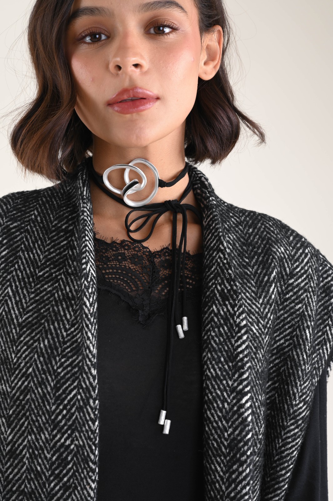 CHOKER CON NODO DECORATIVO E ELEMENTI METALLICI - Image 2