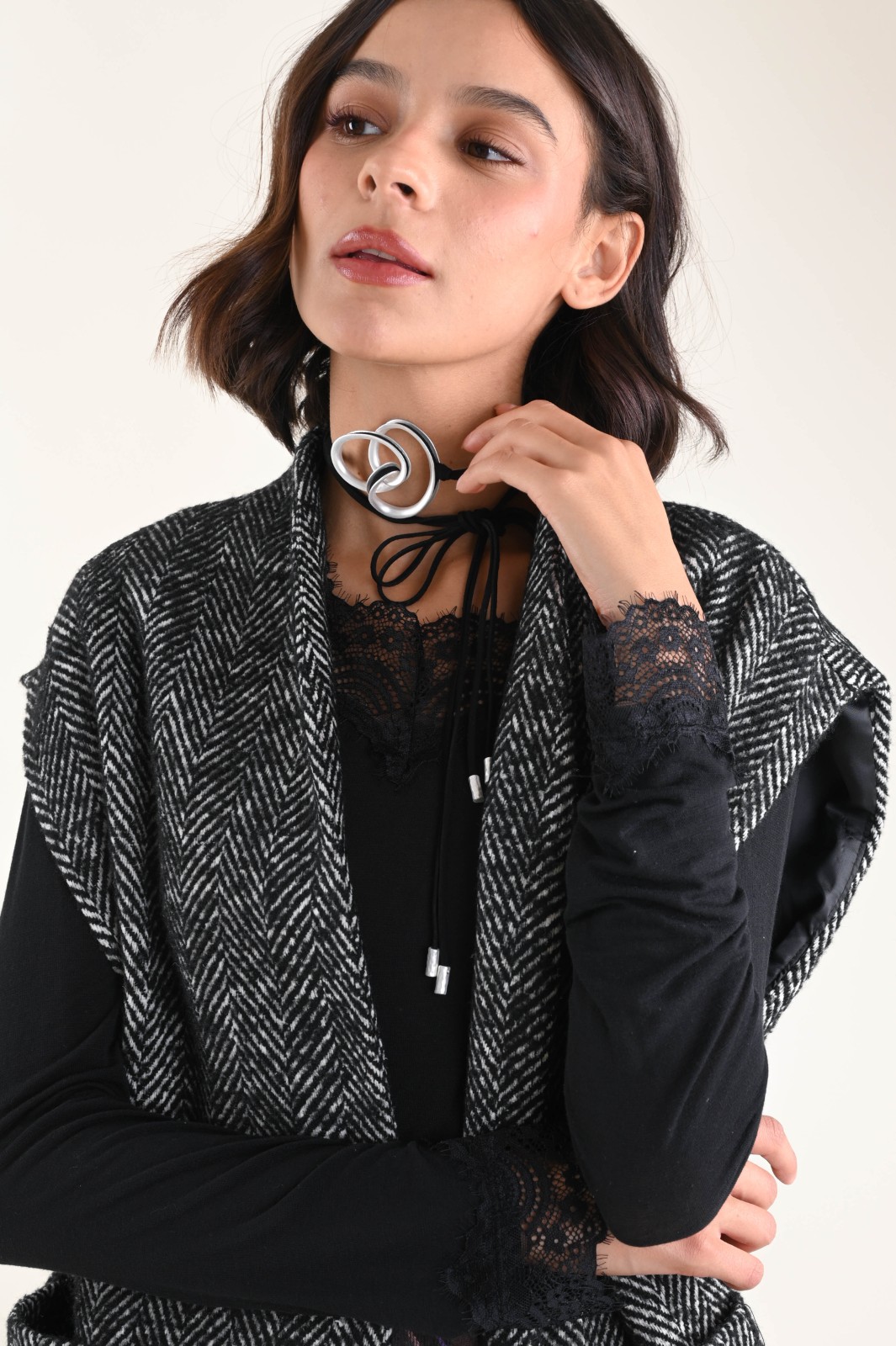 CHOKER CON NODO DECORATIVO E ELEMENTI METALLICI - Image 3