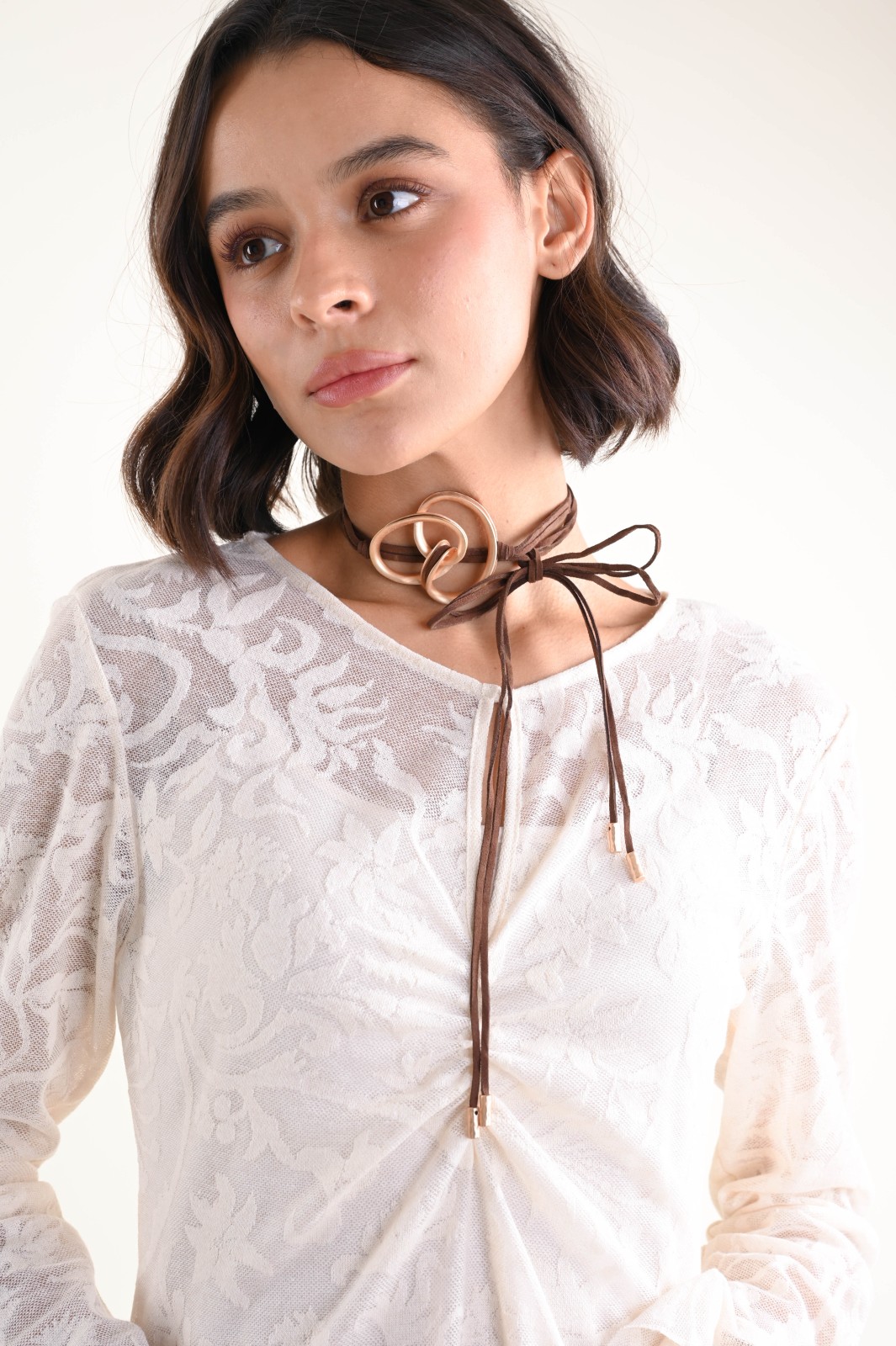 CHOKER CON NODO DECORATIVO E ELEMENTI METALLICI - Image 4