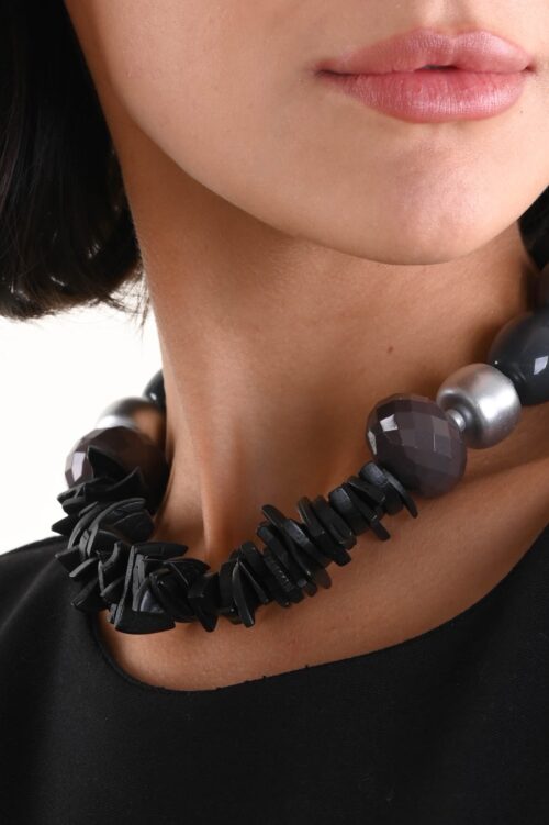 COLLANA CON MAXI PERLE E ELEMENTI GEOMETRICI