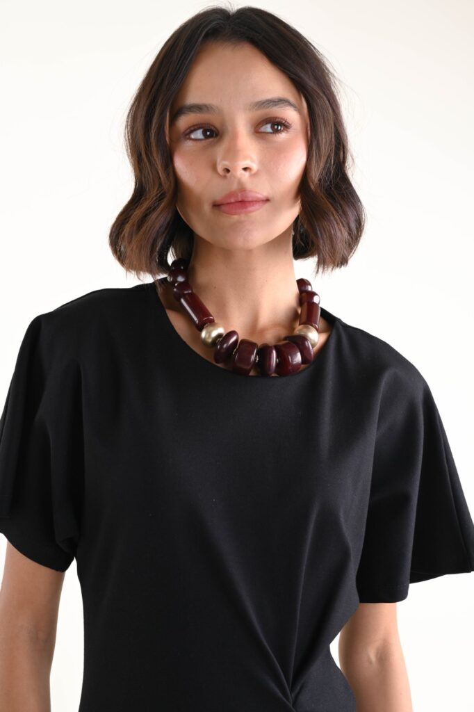 COLLANA CON ELEMENTI CILINDRICI E PERLE MAXI 