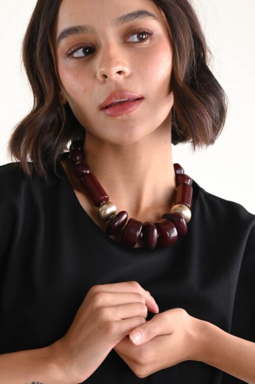 Alternative view of COLLANA CON ELEMENTI CILINDRICI E PERLE MAXI