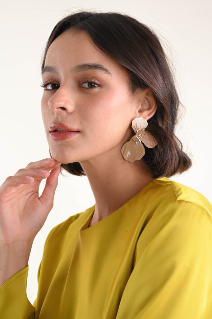 ORECCHINI A FIORE CON DETTAGLI METALLICI 