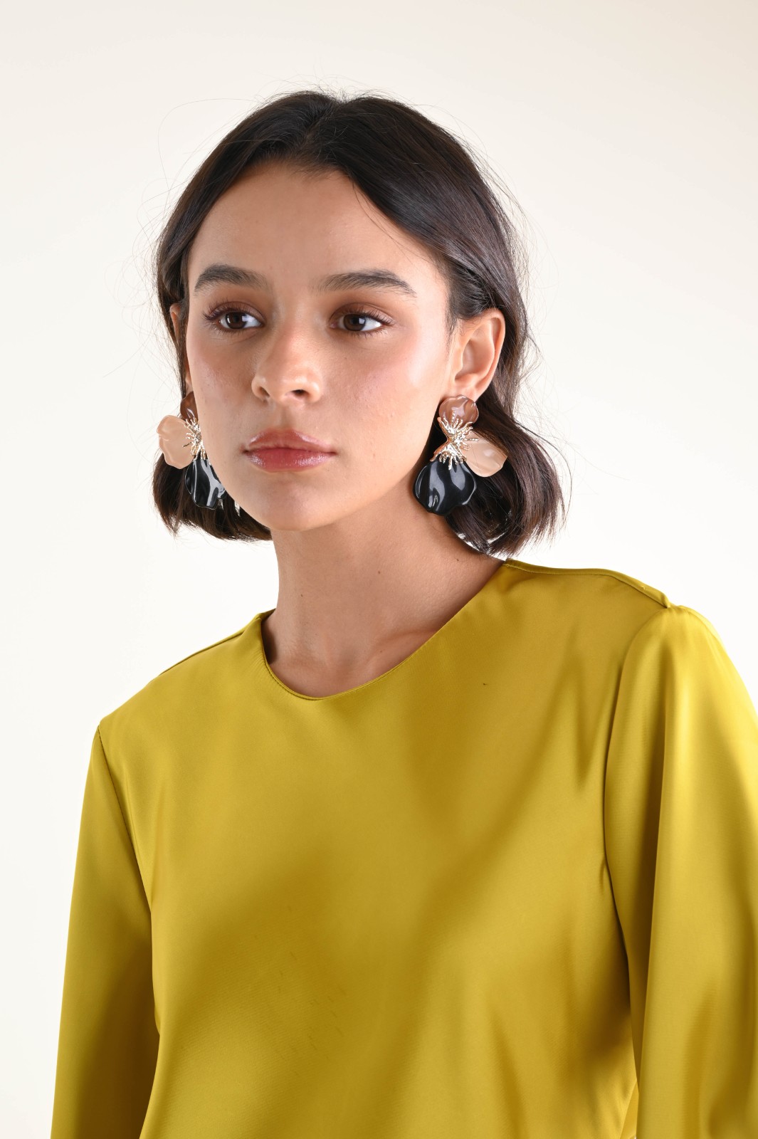 ORECCHINI A FIORE CON DETTAGLI METALLICI - Image 3